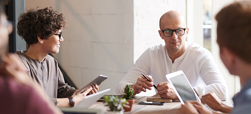 Unsere Produkte für Ihre Sicherheit Büromeeting mit Angestellten