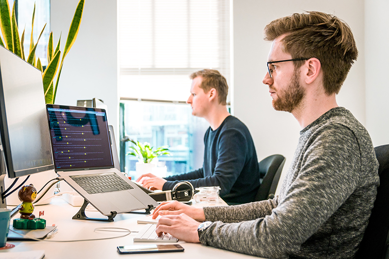Kundenzufriedenheit dank Innovation Programmierer sitz im Büro am PC